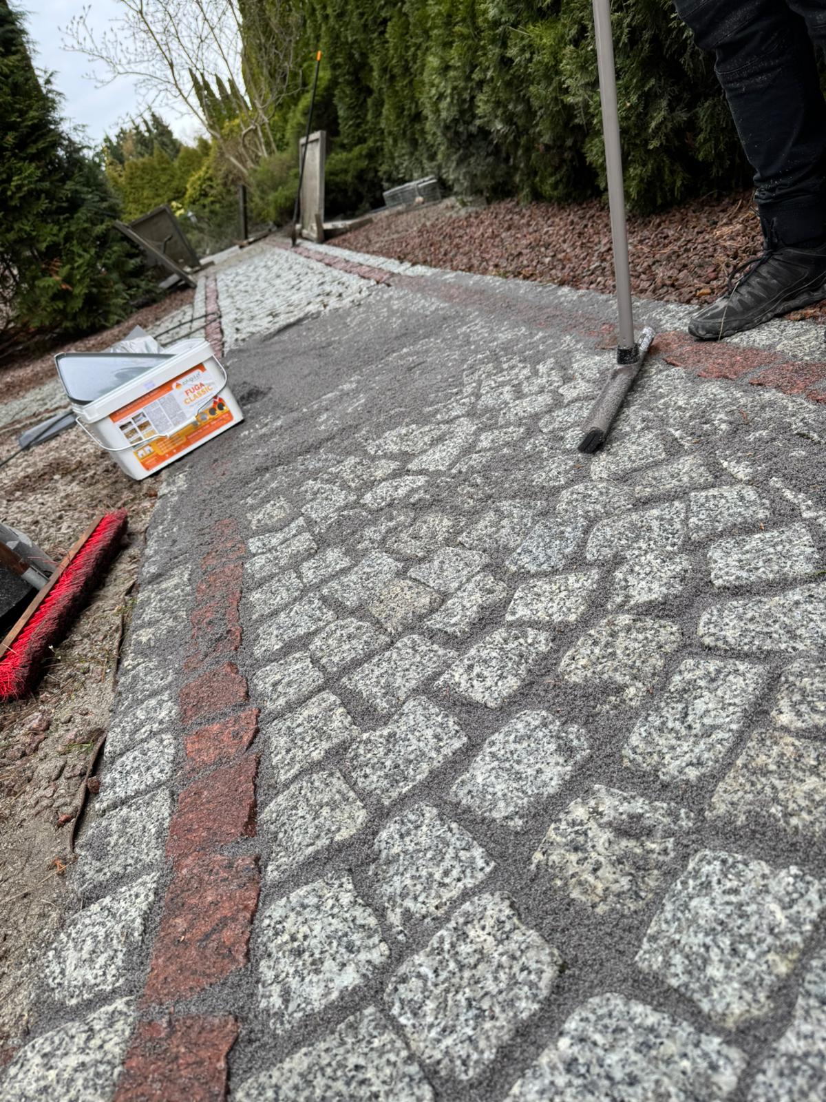 Fuga żywiczna na kostce granitowej — realizacja 4